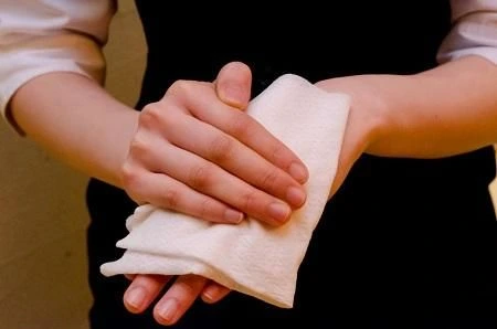 Cuireann wipes fíochán fliuch dath le seirbhísí óstáin